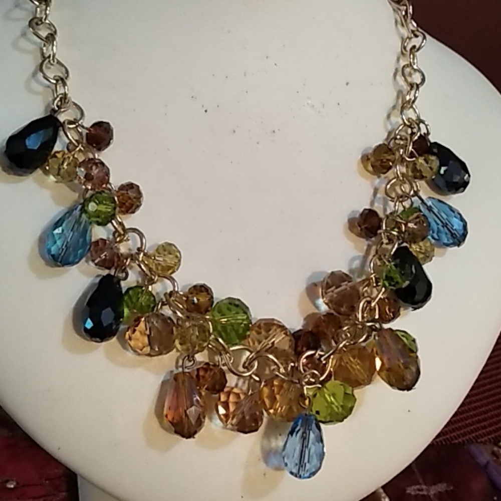 Multi-faceted beaded gold tone necklace